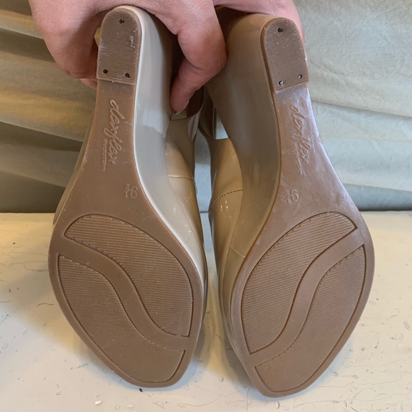 Nude Dexter by Dexter Patent Leather Wedges 👏🏽 - Picture 4 of 5